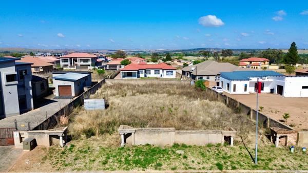1 025 m² Land