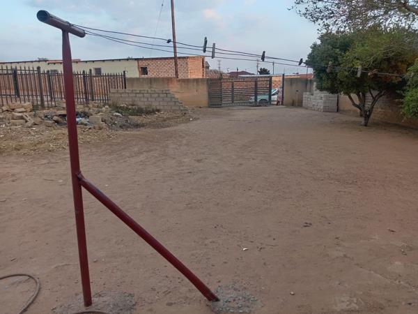 300 m² Land