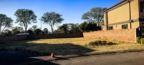 702 m² Land