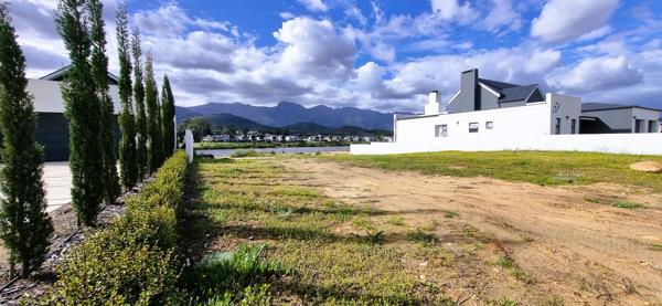 600 m² Land