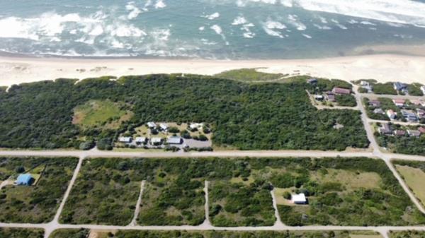 1 054 m² Land