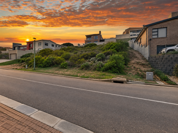 827 m² Land