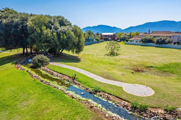3 006 m² Land