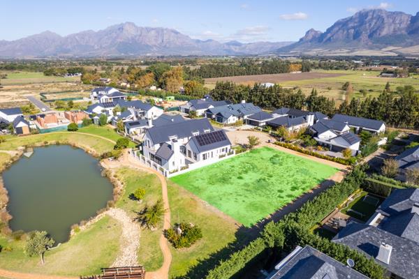 1 045 m² Land