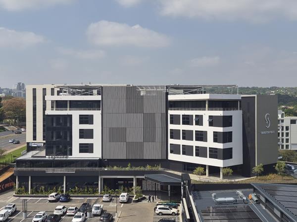 975 m² Commercial space