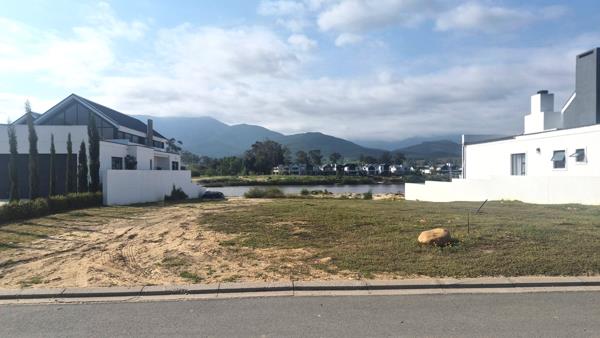 600 m² Land