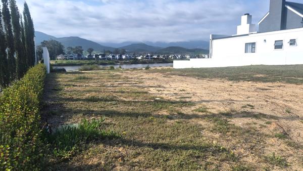 600 m² Land