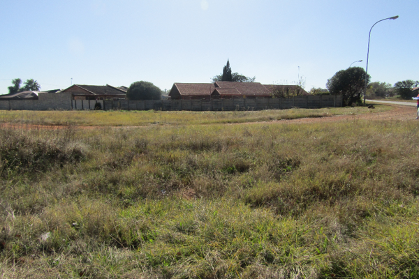 1 012 m² Land