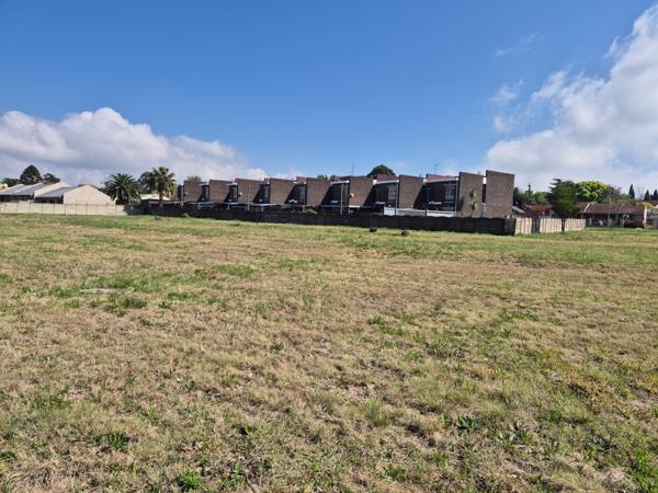 1 090 m² Land