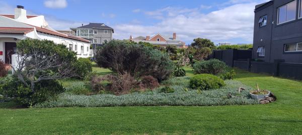 555 m² Land