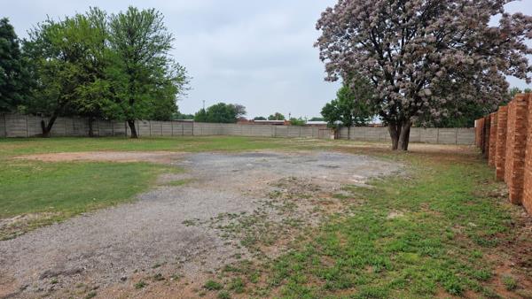 2 400 m² Land