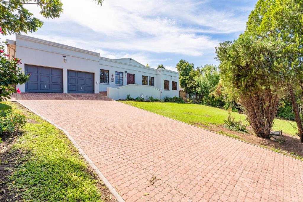 Photo of 4 Bedroom House in Langerug
