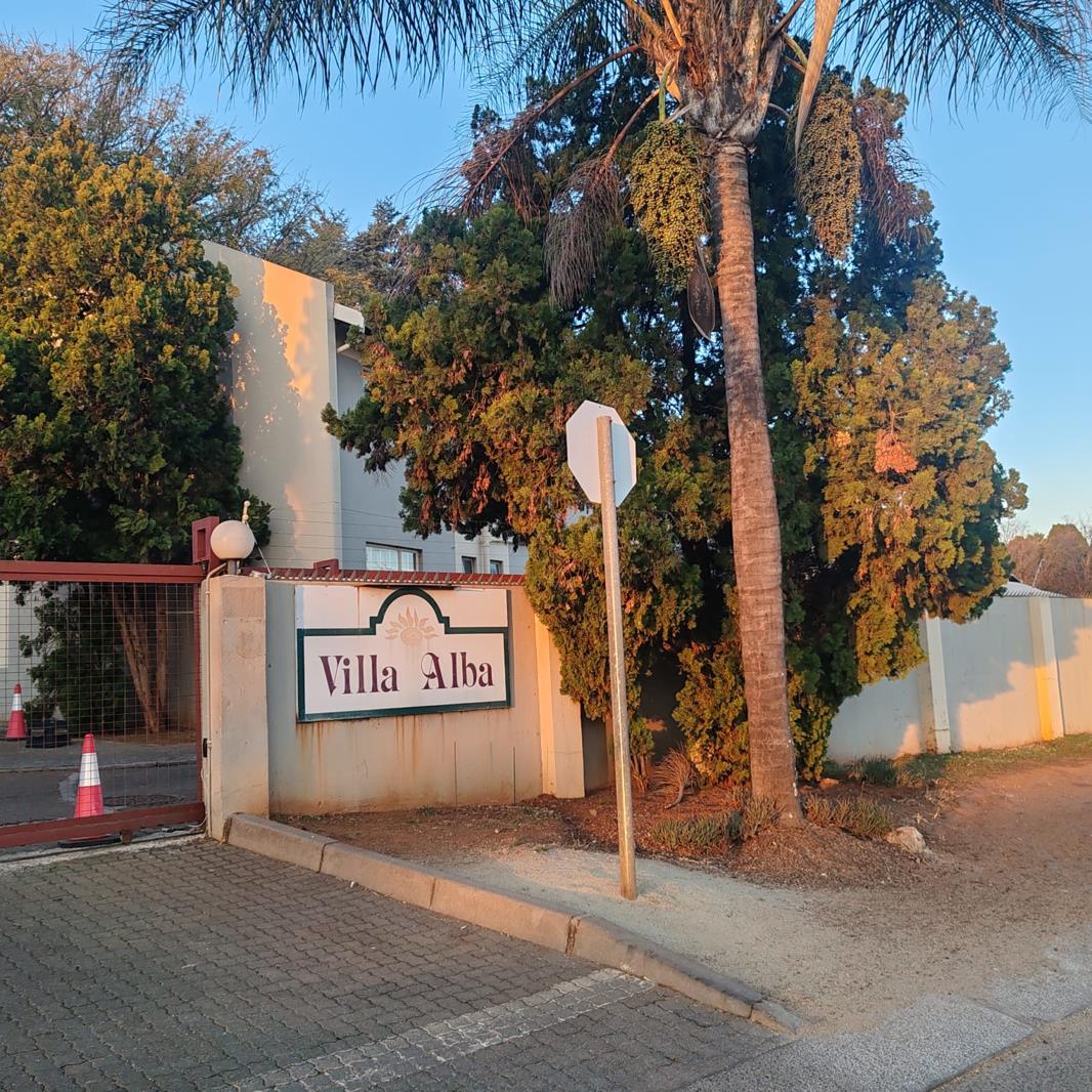 1 Bedroom Duplex in Die Hoewes