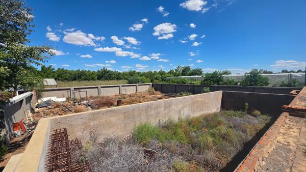 1 736 m² Land