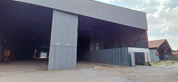 1 100 m² Commercial space