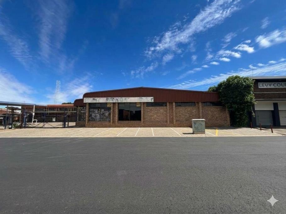 1 100 m² Retail Space