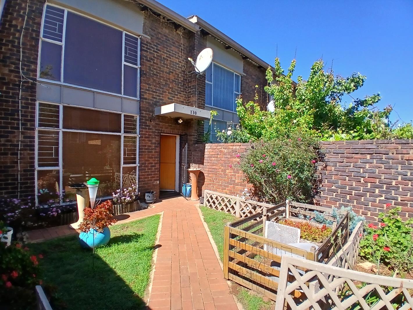 3 Bedroom Apartment in Grobler Park