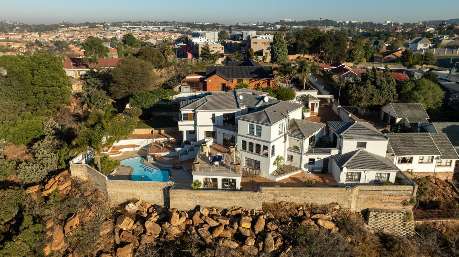 7 Bedroom House in Ridgeway
