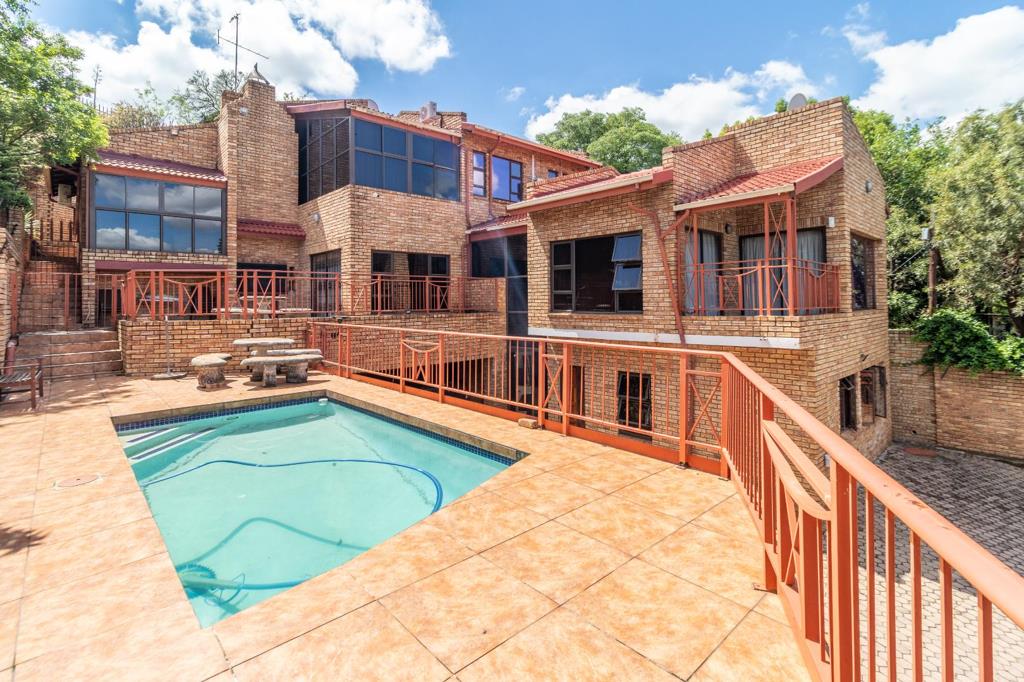 6 Bedroom House