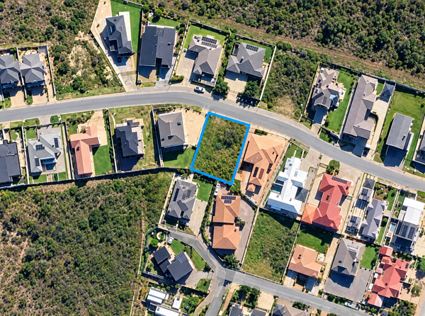 825 m² Land