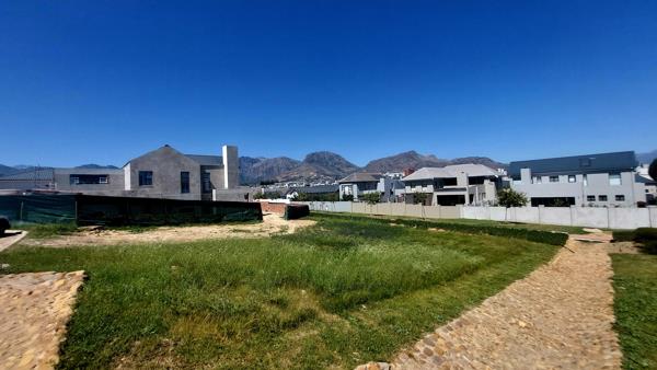 650 m² Land