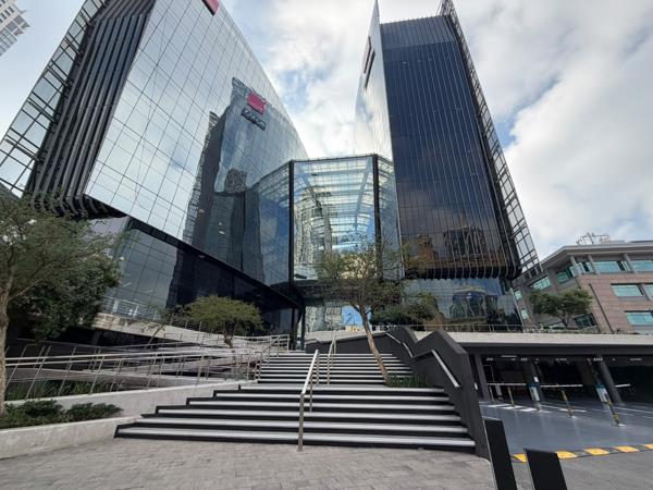 1 100 m² Commercial space
