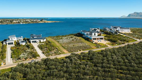 2 056 m² Land