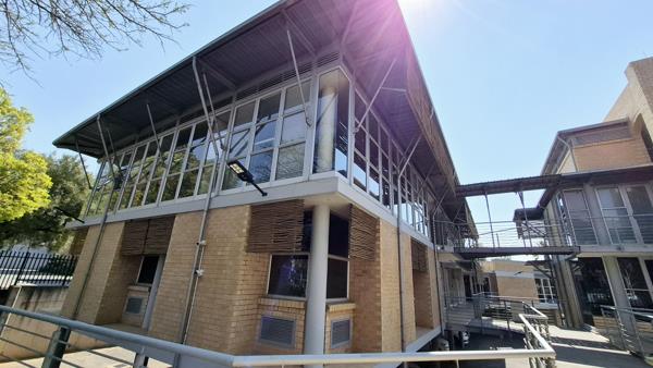 966 m² Commercial space