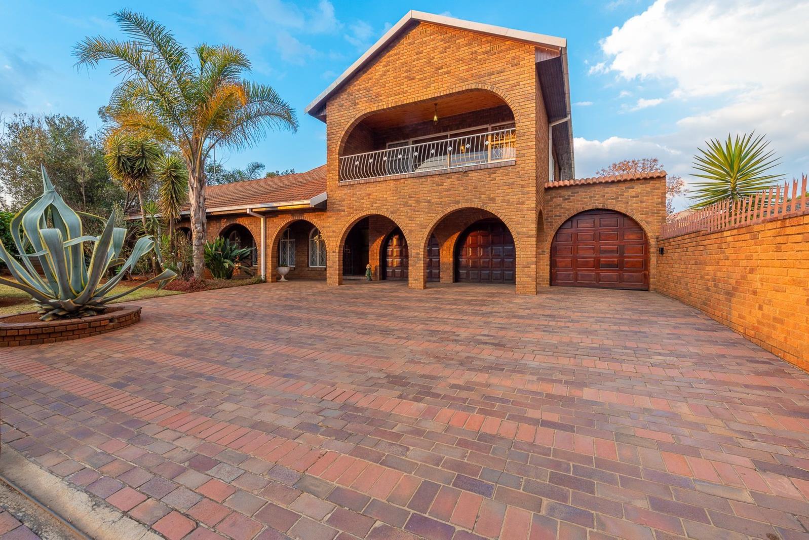 4 Bedroom House for sale in Brackenhurst | T5652101 | Private Property