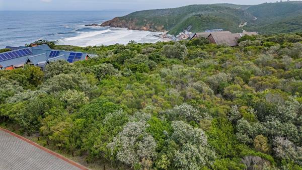 1 025 m² Land