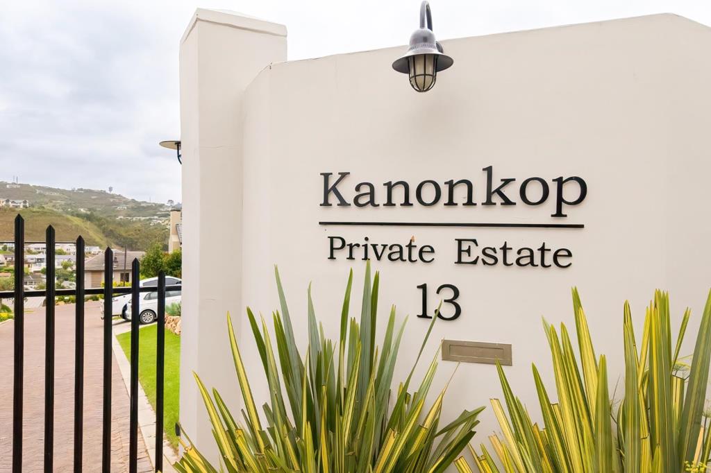 831 m² Land