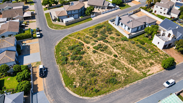 1 215 m² Land