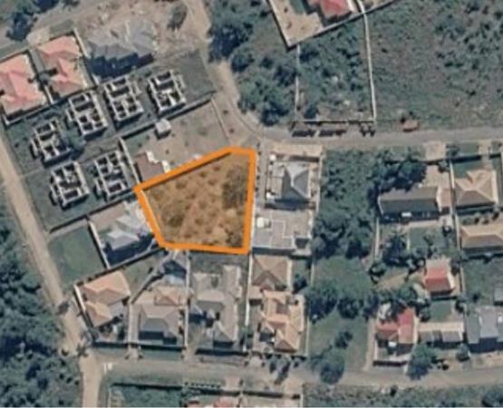 1 400 m² Land