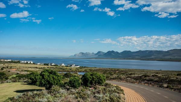 1 647 m² Land
