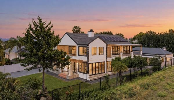 6 Bedroom House