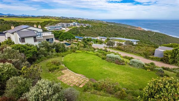 1 030 m² Land