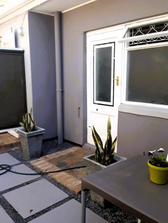 Studio Apartment in Somerset West Central