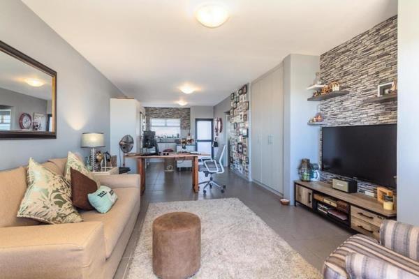2 Bedroom Apartment in Burgundy Estate