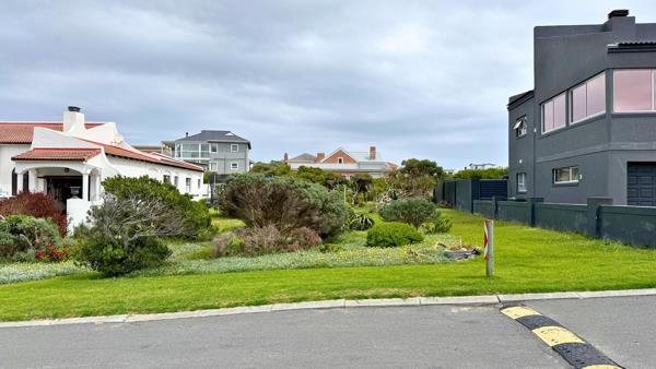 555 m² Land