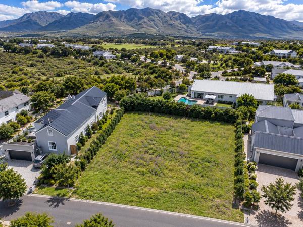 1 010 m² Land