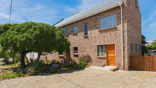 6 Bedroom House