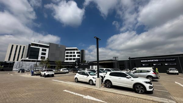 975 m² Commercial space