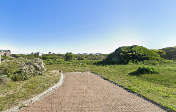 600 m² Land