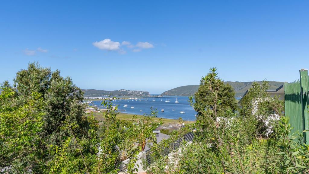 1 684 m² Land