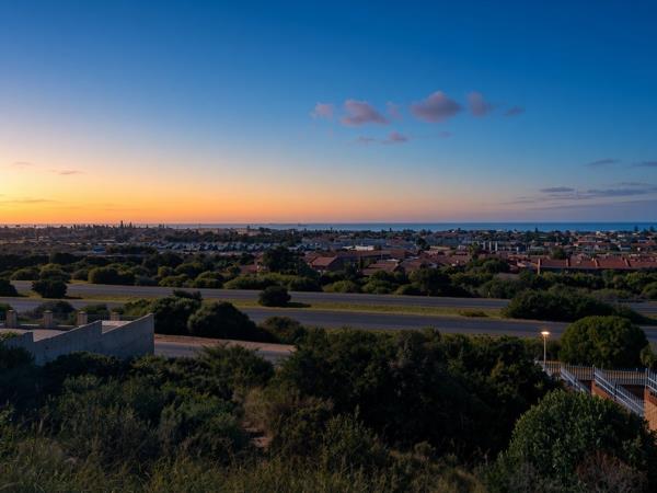 748 m² Land