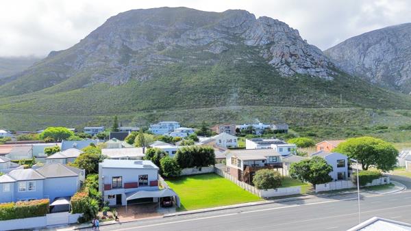 421 m² Land