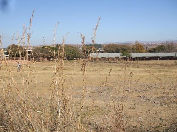 2 105 m² Land