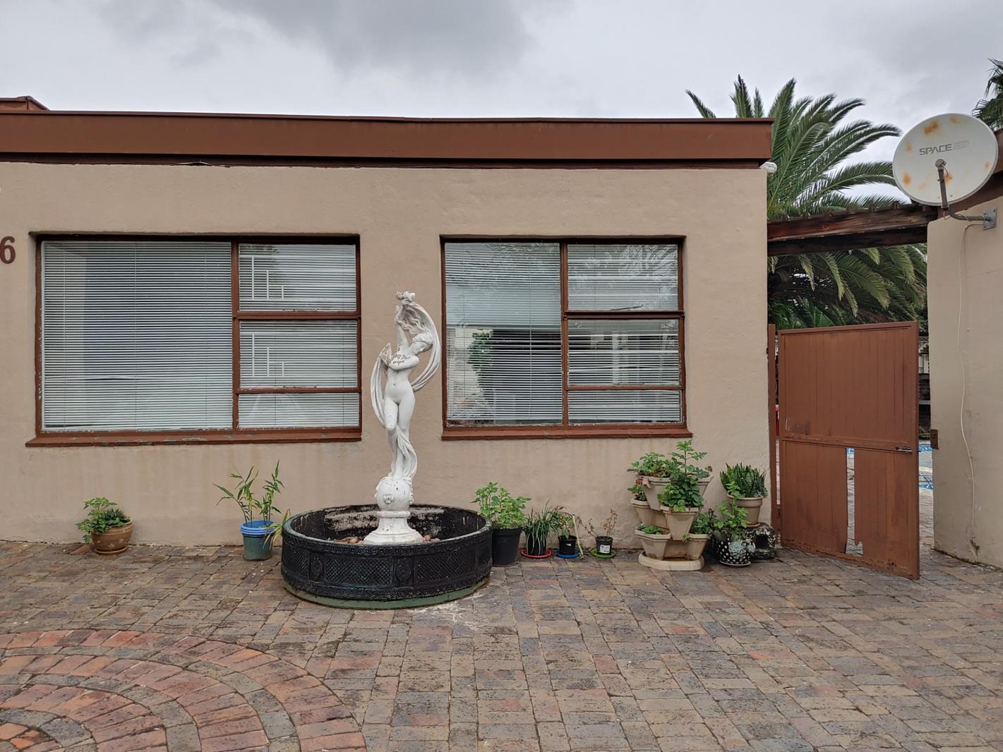 1 Bedroom Garden Cottage in Fontainebleau