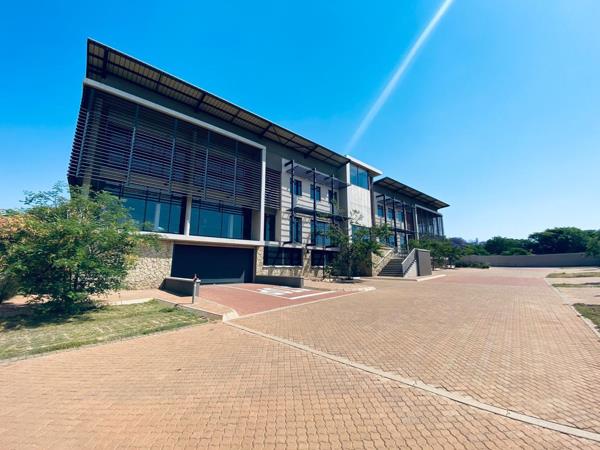 811  m² Commercial space