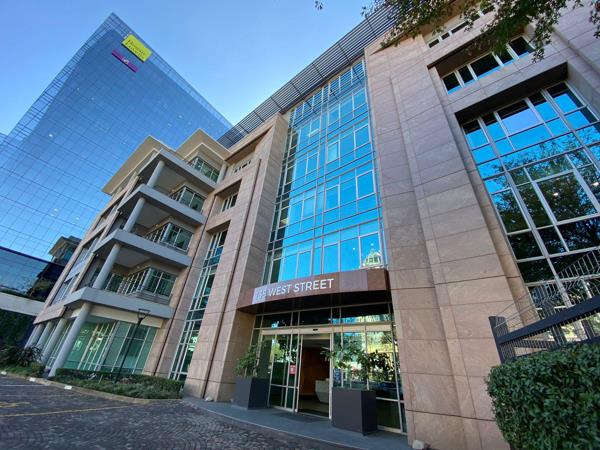 982  m² Commercial space